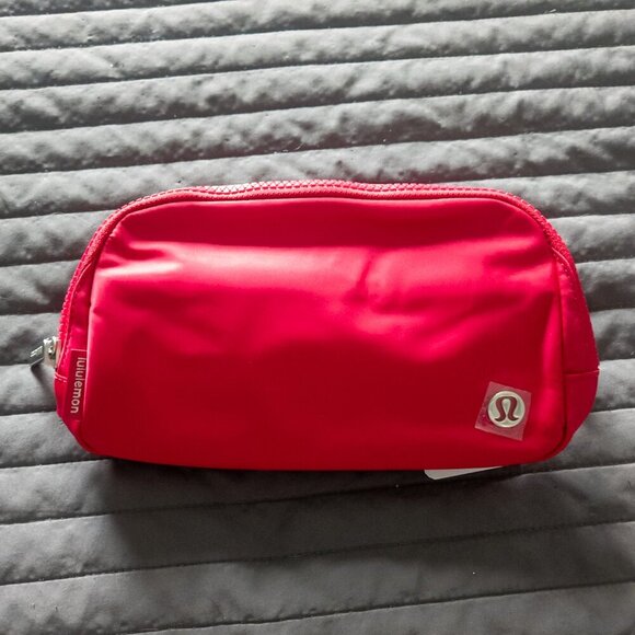 NWT Lululemon Everywhere Belt Bag 1L - Pink Dragonfruit - Picture 3 of 8